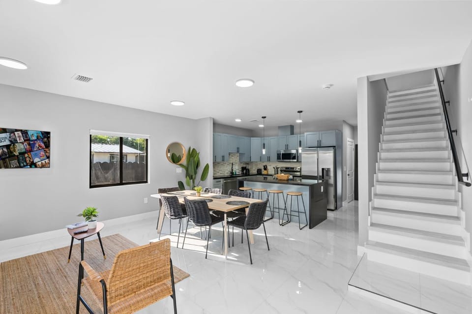 Living room, Seating area, Dining area