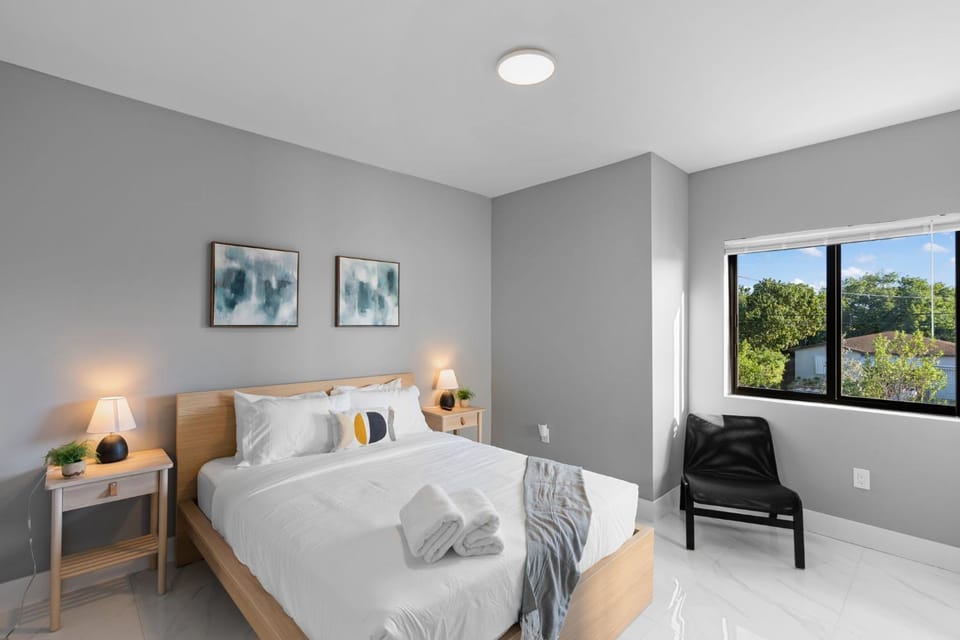 Bed, Seating area, Bedroom