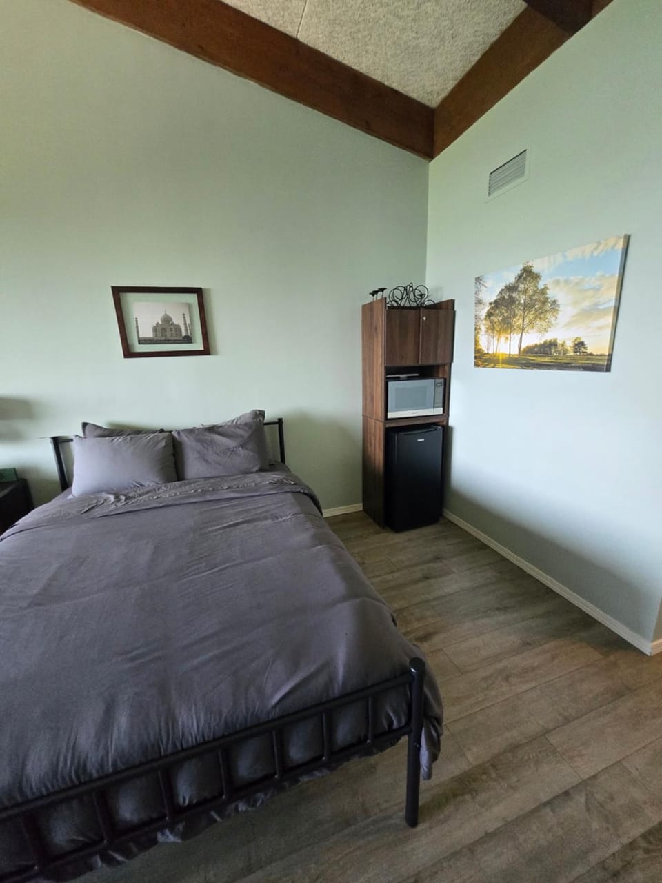 Breathtaking Lake View! Hot Tub! Concerts! Apartment in Laconia