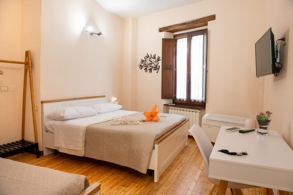 Bed, TV and multimedia, Photo of the whole room