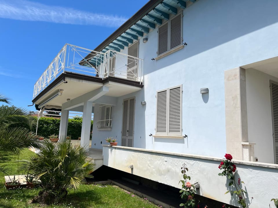 Property building, Spring, Day, Garden, View (from property/room), Balcony/Terrace, Garden view