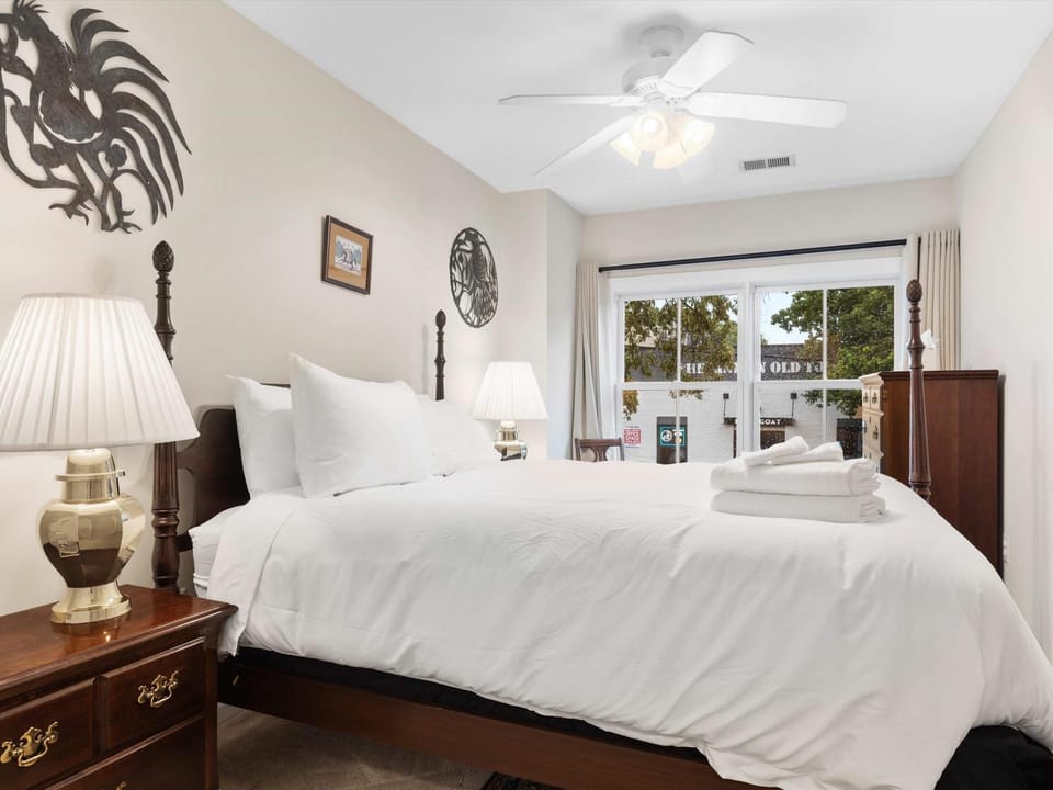 Classy Old Town Getaway 3-BR in Perfect Location House in Alexandria