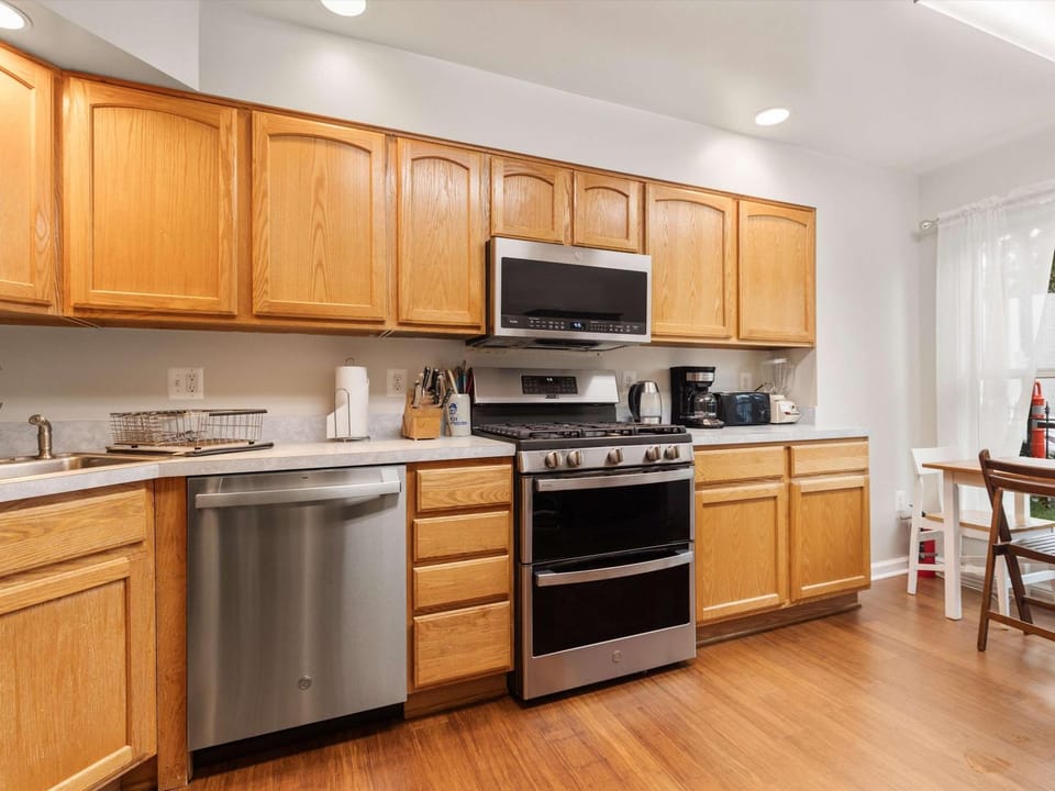 Classy Old Town Getaway 3-BR in Perfect Location House in Alexandria
