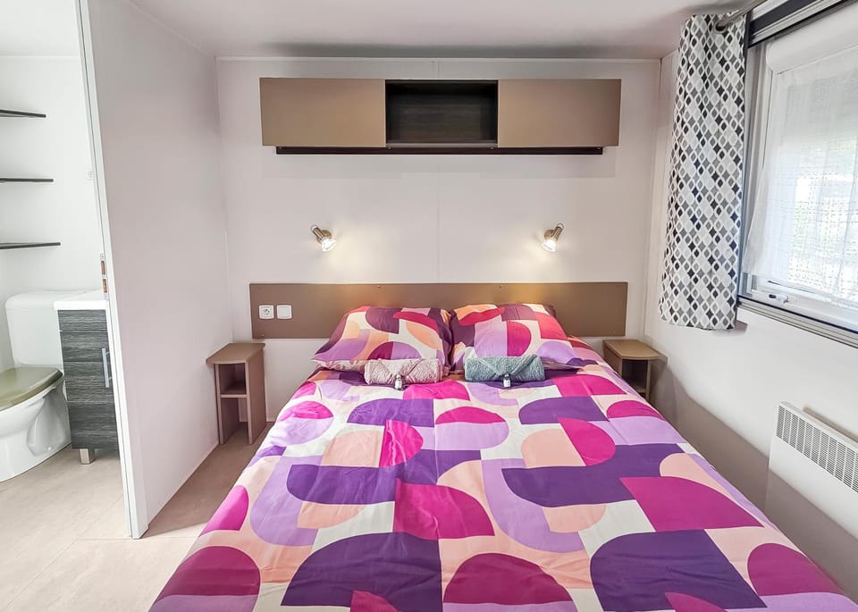 Shower, Toilet, Bed, Photo of the whole room, Bedroom