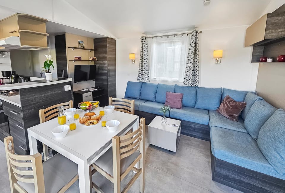 TV and multimedia, Living room, Dining area, stove