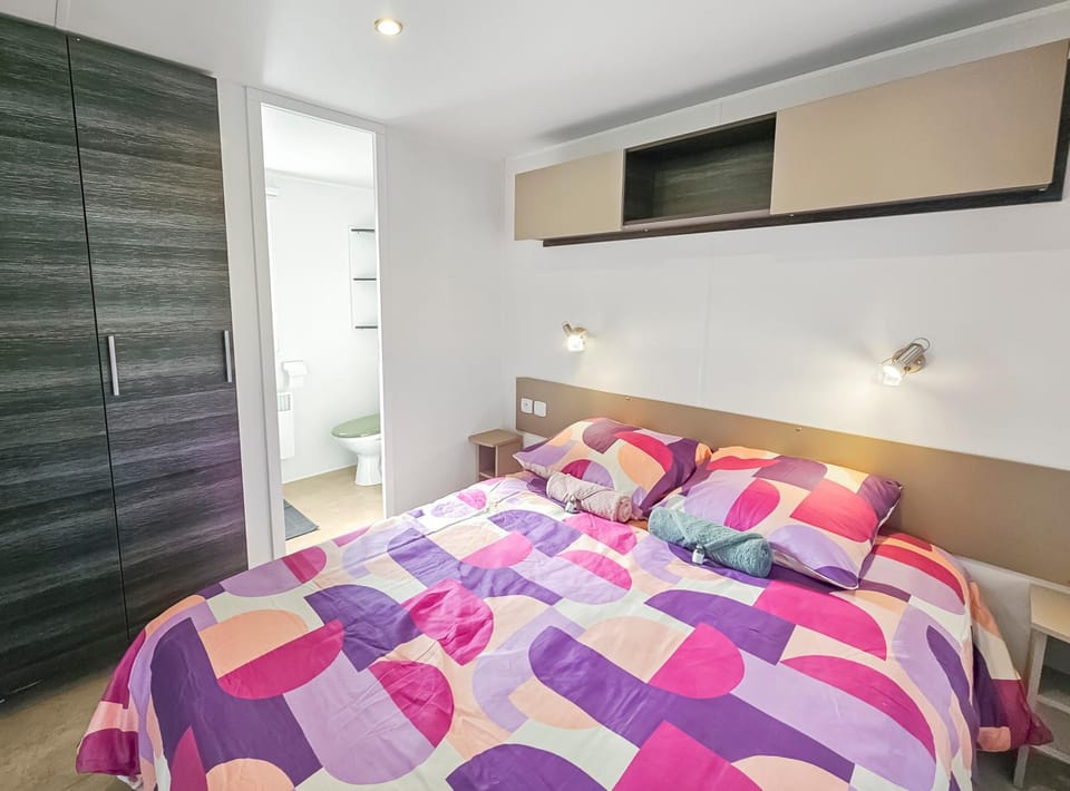 Shower, Toilet, Bed, Photo of the whole room, Bedroom, heating, wardrobe