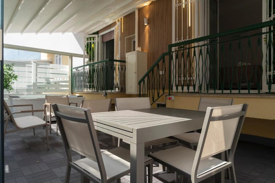 Hot Tub, Balcony/Terrace, Seating area, Dining area
