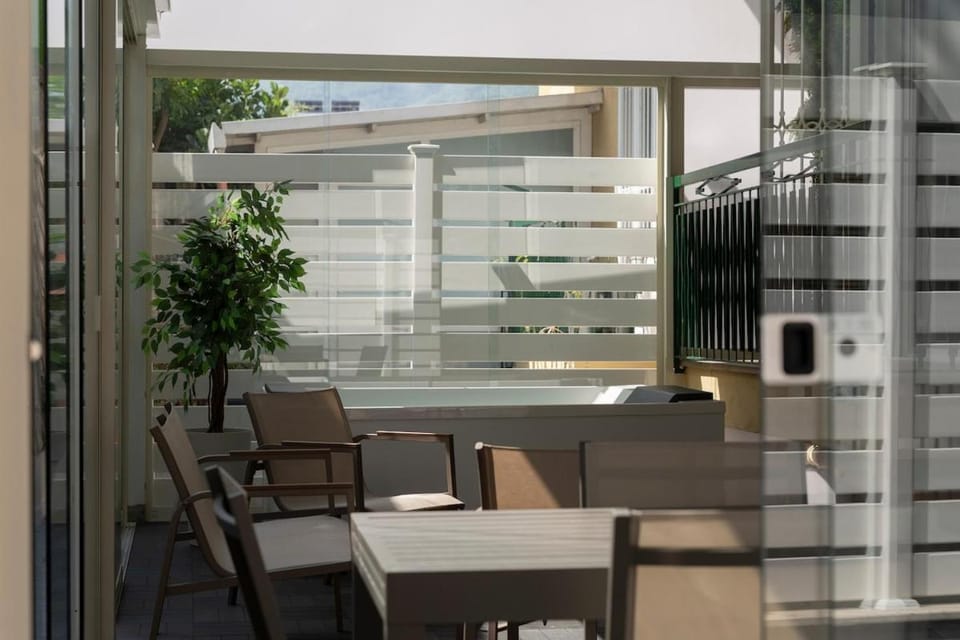 Hot Tub, Balcony/Terrace, Balcony/Terrace, Living room, Dining area