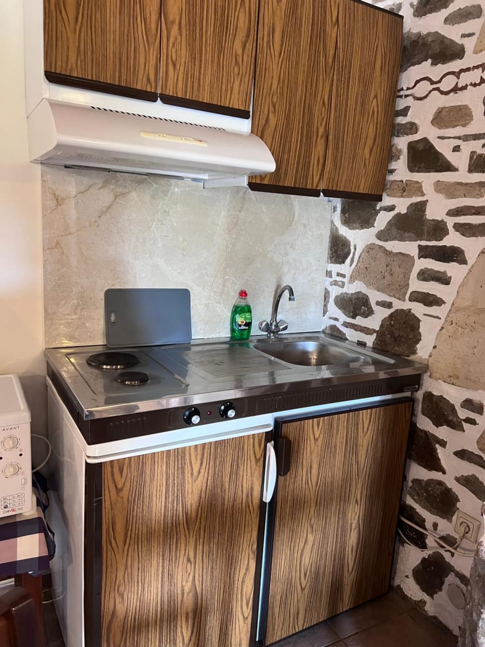 Kitchen or kitchenette, minibar
