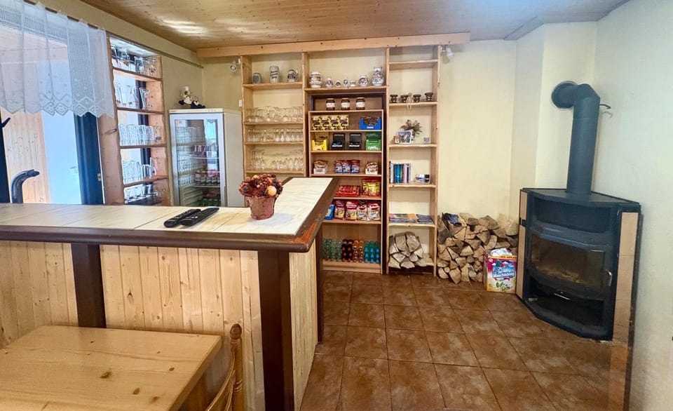 Lounge or bar, Food and drinks, Seating area, Dining area