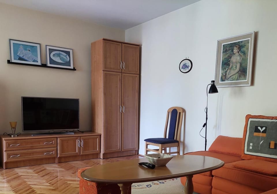 TV and multimedia, Living room, Seating area, Evening entertainment