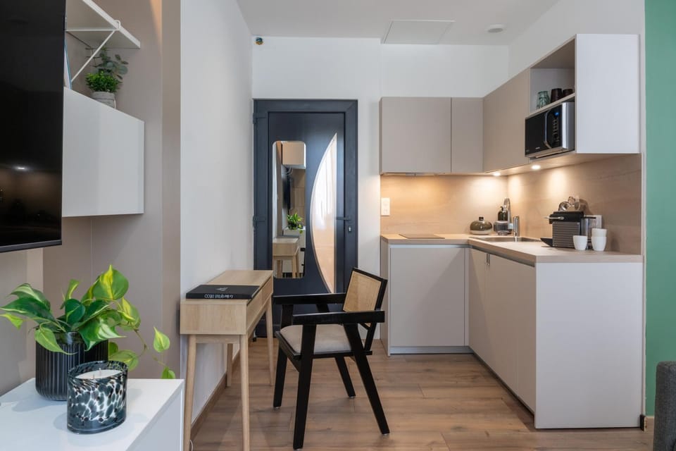 Kitchen or kitchenette, Dining area