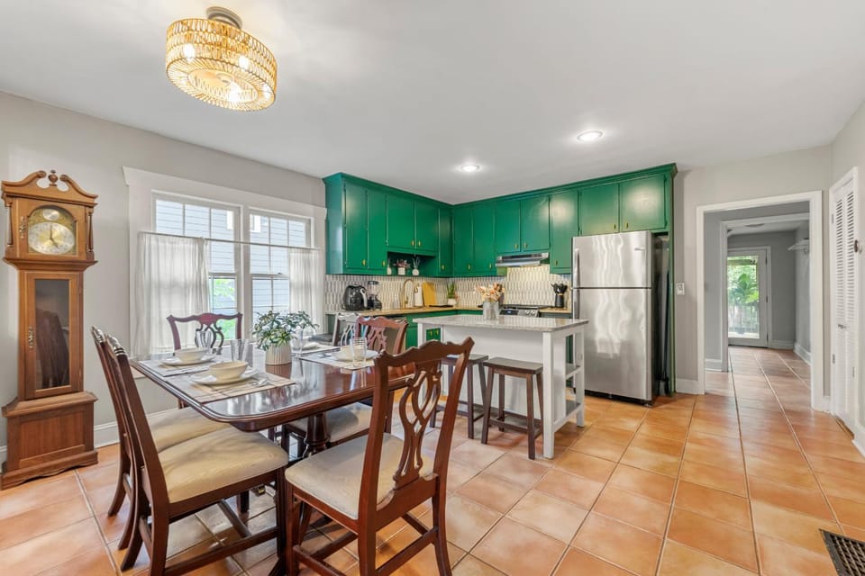 Coffee/tea facilities, Kitchen or kitchenette, Seating area, Dining area, dishwasher, oven, stove, toaster