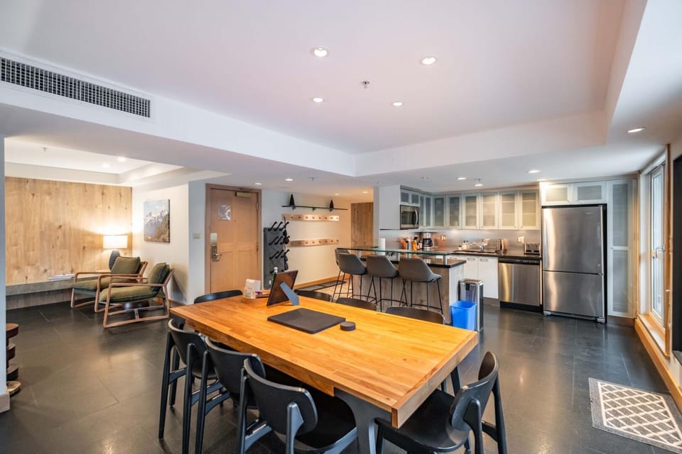 Kitchen or kitchenette, Dining area