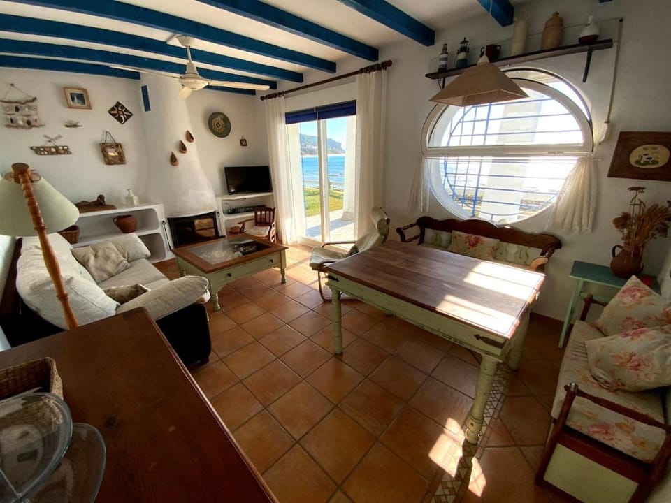 Communal lounge/ TV room, Natural landscape, TV and multimedia, Living room, Seating area