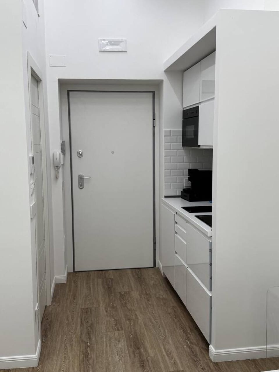 Kitchen or kitchenette, oven