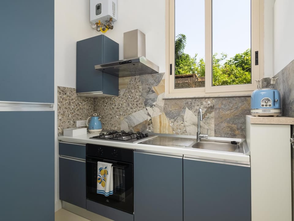 Coffee/tea facilities, toaster, kitchen