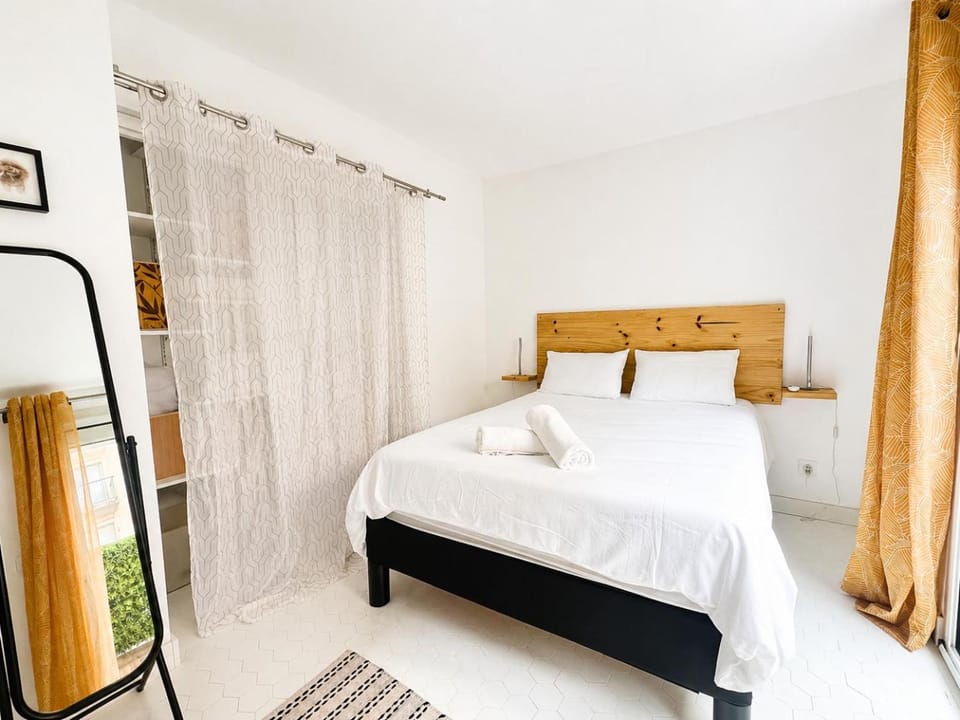 Photo of the whole room, Bedroom