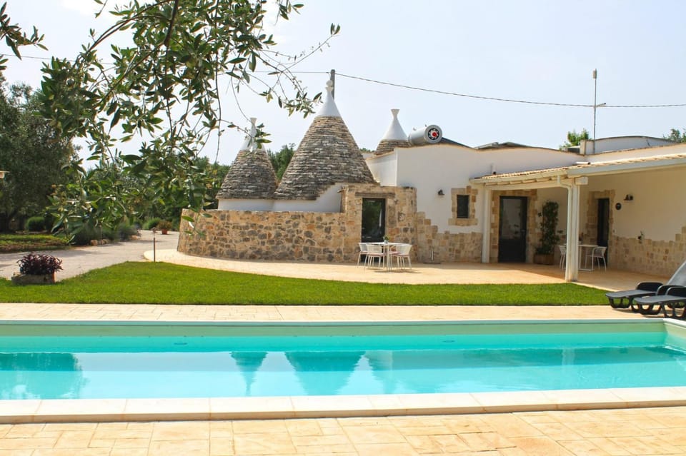 Property building, Facade/entrance, Pool view, Swimming pool, Swimming pool