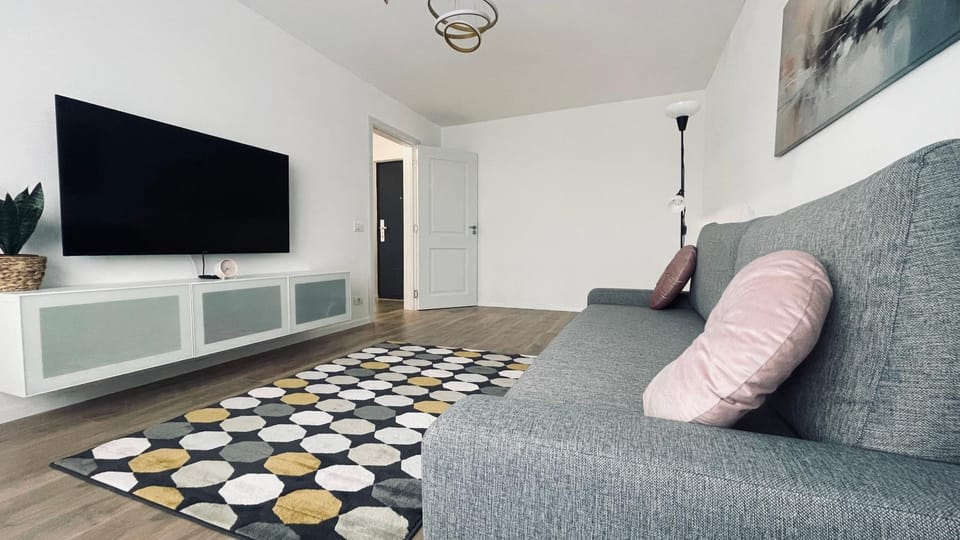 Communal lounge/ TV room, Bed, TV and multimedia, Living room, Photo of the whole room, Seating area, Evening entertainment