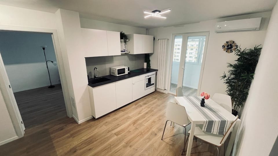 Kitchen or kitchenette, Dining area, minibar, oven, stove