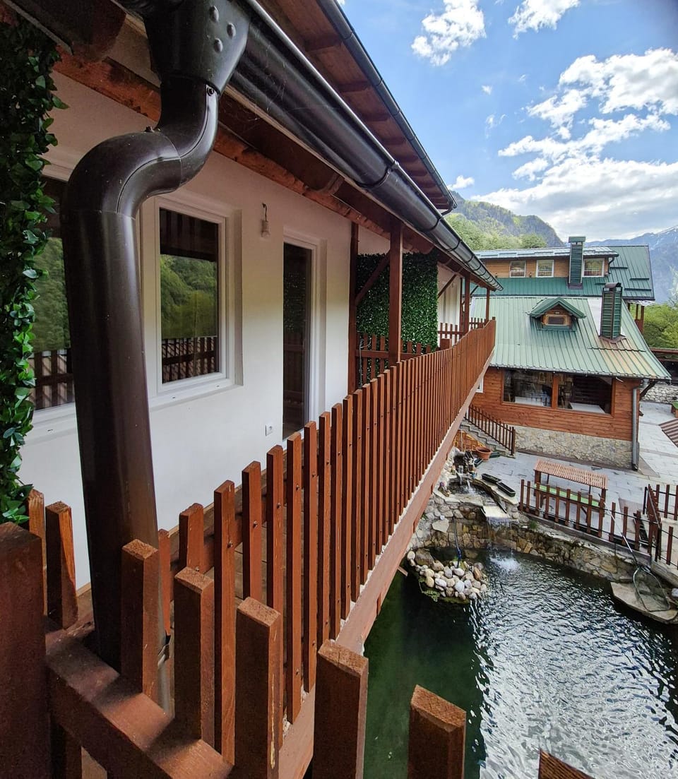 Property building, Day, Balcony/Terrace