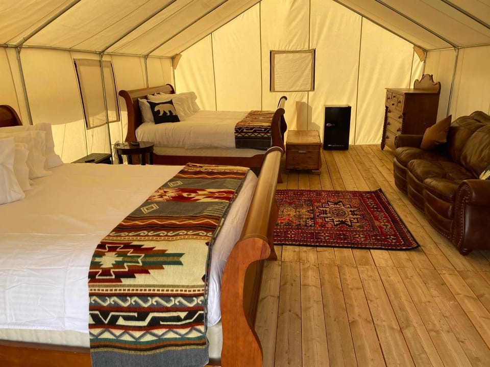 Yellowstone Dreamin Camp Luxury tent in Montana