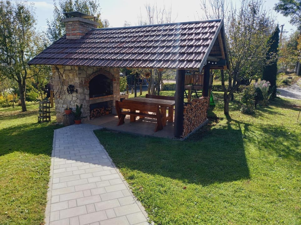 Property building, Day, Natural landscape, Garden, Garden view