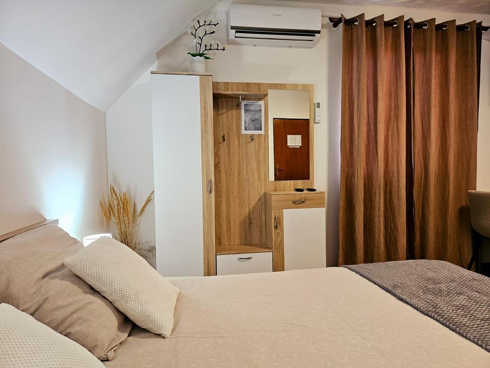 Bed, Photo of the whole room, Bedroom, air conditioner