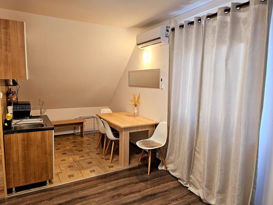 Kitchen or kitchenette, Photo of the whole room, Seating area, Dining area