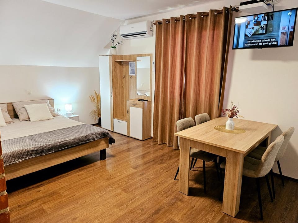 Bed, TV and multimedia, Photo of the whole room, Seating area, Bedroom