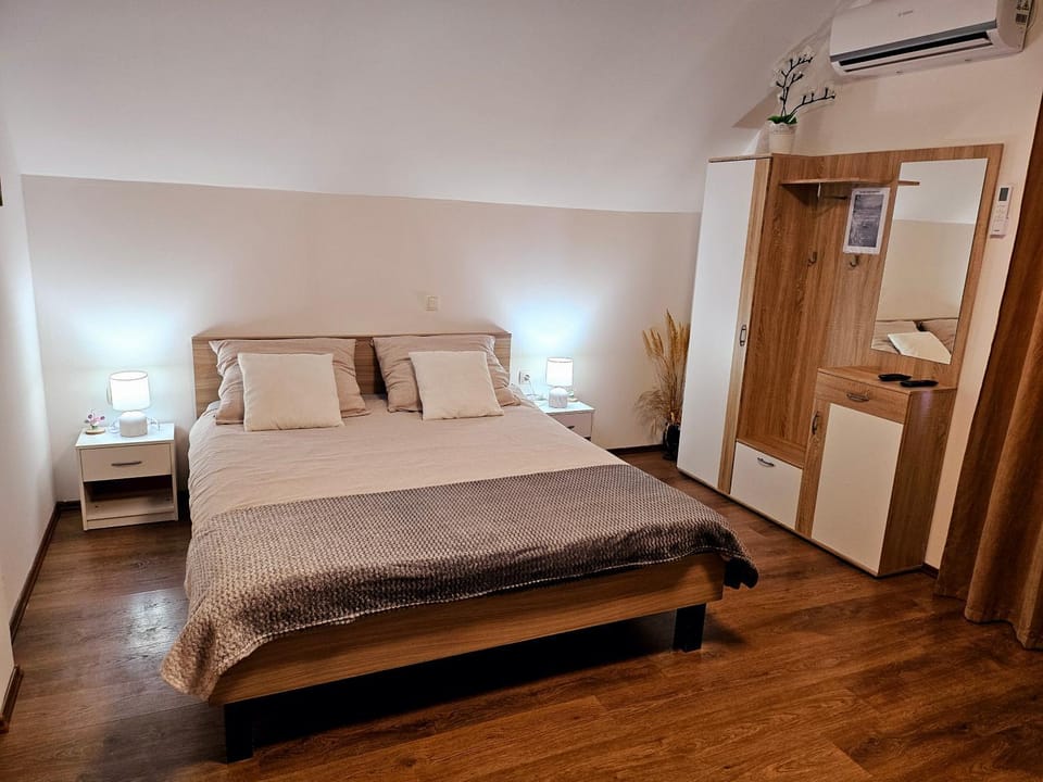 Bed, Photo of the whole room, Bedroom, wardrobe, air conditioner