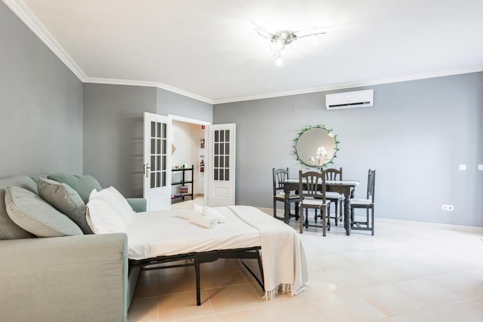 Bed, Living room, air conditioner
