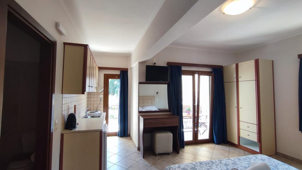 TV and multimedia, Kitchen or kitchenette, Photo of the whole room, wardrobe