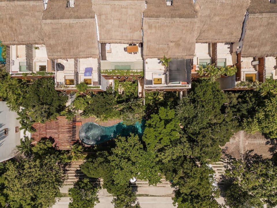 Property building, Facade/entrance, Activities, Food and drinks, Beach, Cycling, Swimming pool