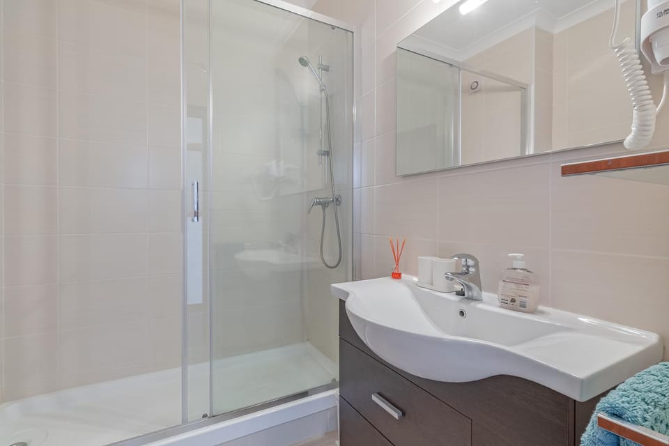 Shower, Bathroom, towels