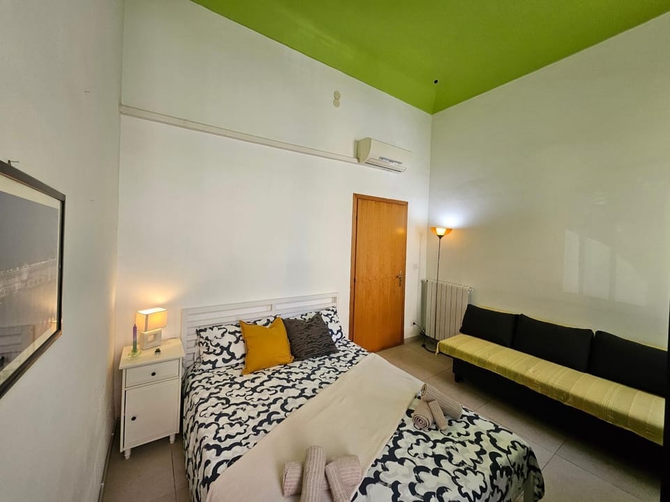 Kitchen or kitchenette, Dining area, oven, stove