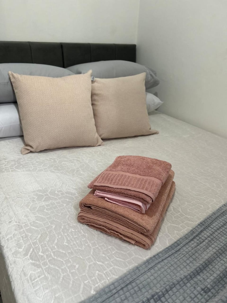 Bed, towels