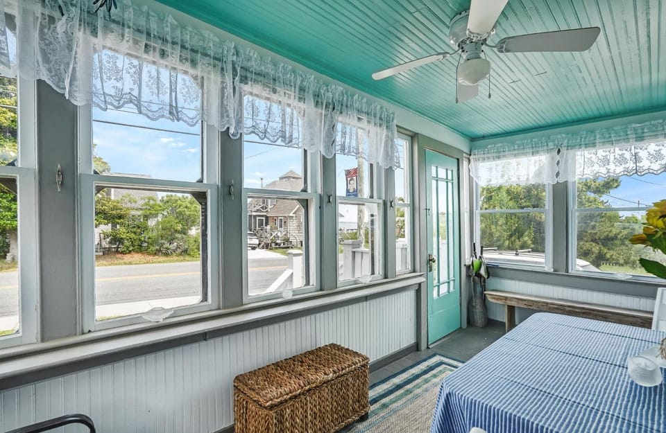 Sunset Bay Cottage - Main Street charm with water views! House in Chincoteague Island