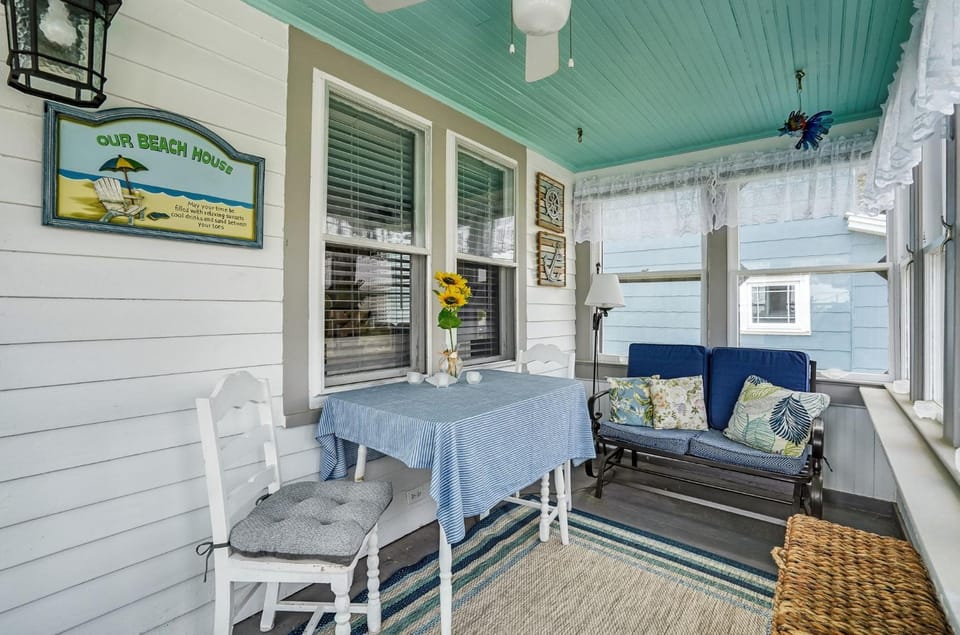 Sunset Bay Cottage - Main Street charm with water views! House in Chincoteague Island