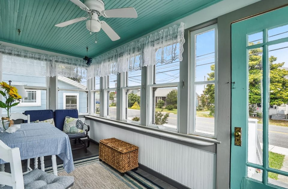 Sunset Bay Cottage - Main Street charm with water views! House in Chincoteague Island