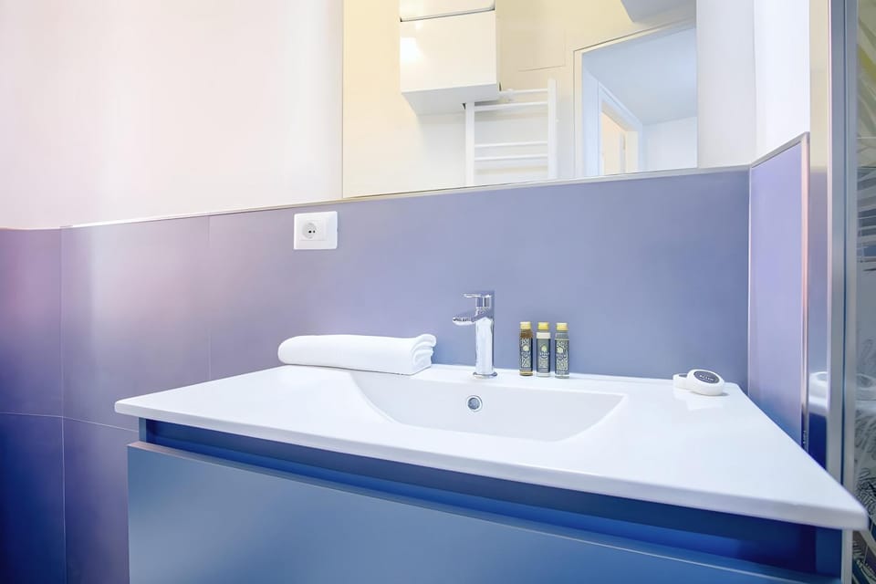 Bathroom, towels