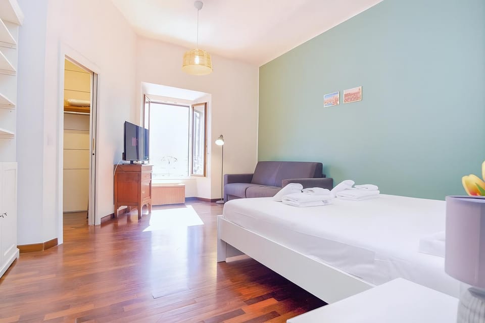 Communal lounge/ TV room, Bed, TV and multimedia, Living room, Photo of the whole room, Seating area, Evening entertainment, Bedroom, towels