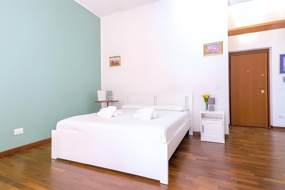 Bed, Photo of the whole room, Bedroom, towels