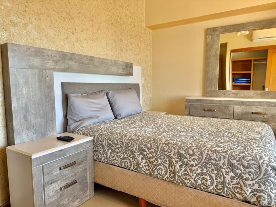 Beautiful beachfront space and pool Apartment in Mazatlan