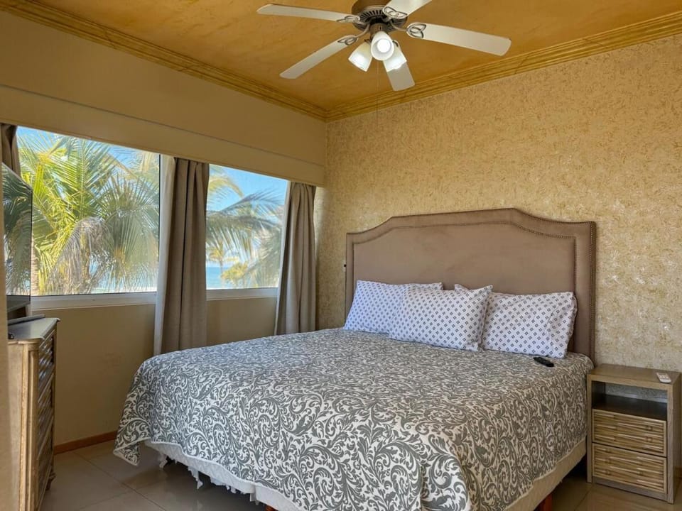 Beautiful beachfront space and pool Apartment in Mazatlan