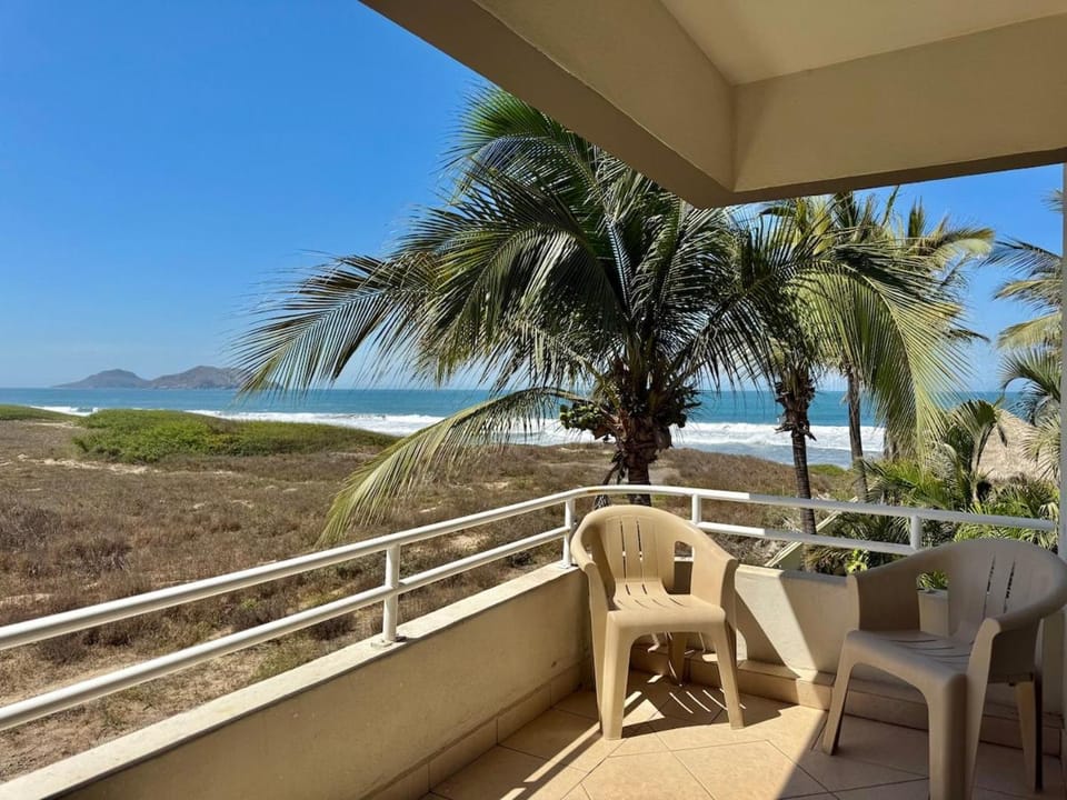 Beautiful beachfront space and pool Apartment in Mazatlan