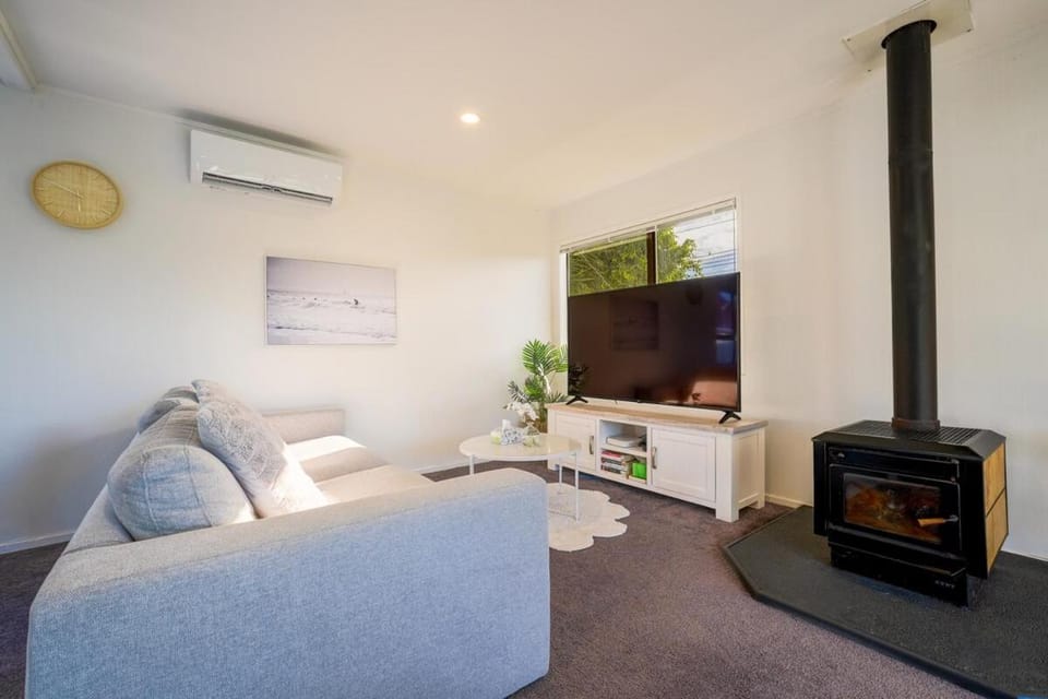 Sunny Stunner by the Sea Browns Bay Escape House in Auckland