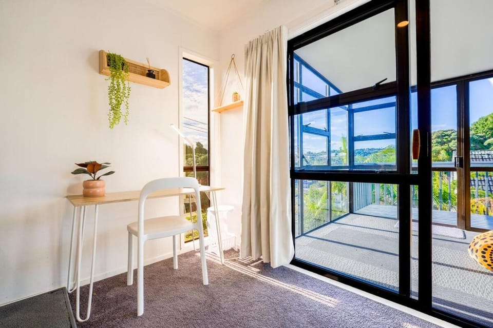 Sunny Stunner by the Sea Browns Bay Escape House in Auckland
