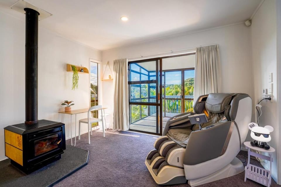 Sunny Stunner by the Sea Browns Bay Escape House in Auckland